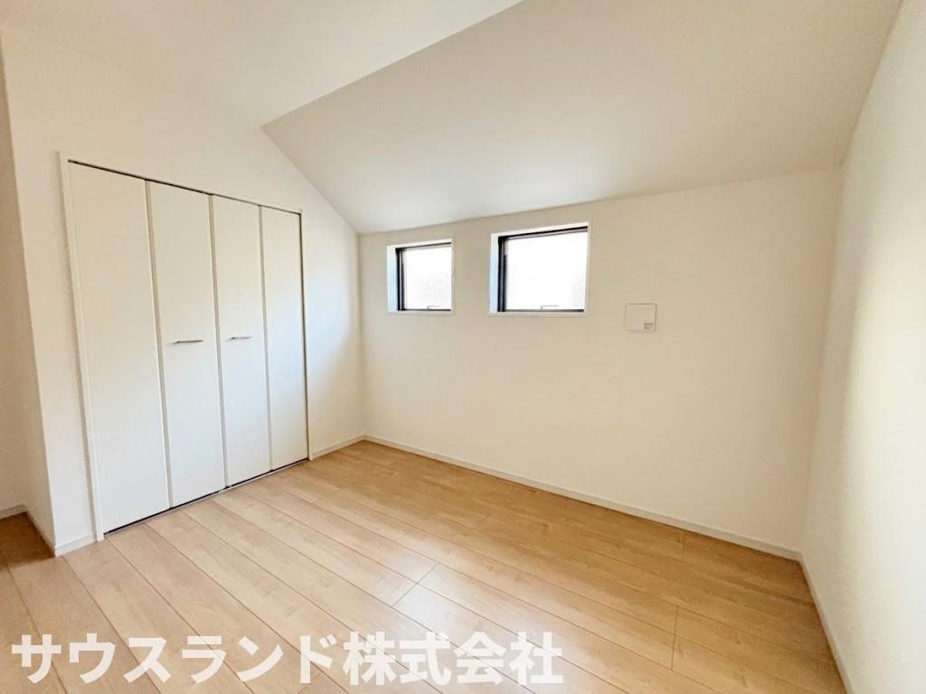 八王子市東浅川町6期１号棟の洋室|２つのクローゼットが備わった収納力抜群の洋室です。ご夫婦でスペースを分けたり、洋服と小物を分類したりと便利にお使いいただけます。バルコニーに直接出られるため、お布団干しもスムーズに行えるお部屋です。