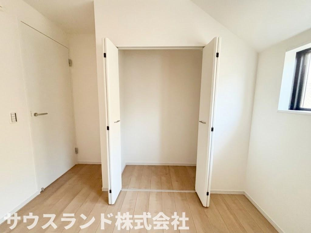 八王子市東浅川町6期１号棟の収納|お部屋の一角に設けられた使い勝手の良いクローゼットです。扉がないオープンタイプなので、お気に入りの洋服をディスプレイするように収納できます。出し入れがしやすく、毎日のお着替えもスムーズに行えます。