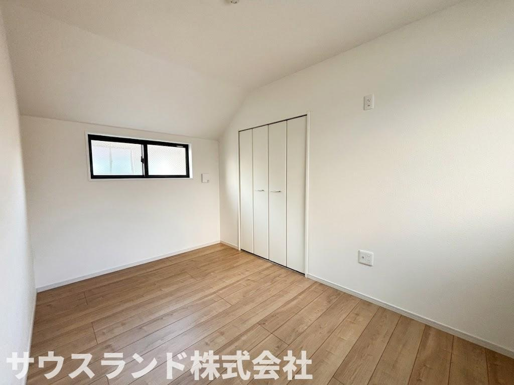八王子市東浅川町6期１号棟の洋室|大きめのベッドを置いてもゆとりがある広々とした洋室です。静かな環境でお休みいただけるため毎日の疲れをしっかりと癒すことができます。おうち時間をご自身のペースで快適にお過ごしいただける空間です。
