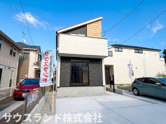 八王子市東浅川町6期１号棟の外観|緑豊かな周辺環境に溶け込む温かみのある外観デザインです。駐車スペースが平坦でベビーカーをご利用の際も移動がスムーズです。ご近所には同世代のご家族も多く、子育てのしやすい環境がしっかりと整っています。