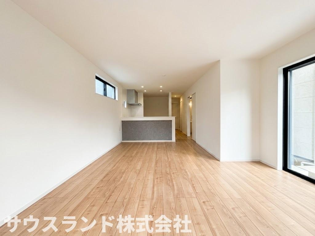 八王子市東浅川町6期１号棟の居間・リビング|広々としたリビングダイニングは、お子様のおもちゃスペースや学習スペースを設けるのにも最適です。壁面が広く設計されているため、大型のテレビやソファもすっきりと配置できるゆとりのあるお部屋です。