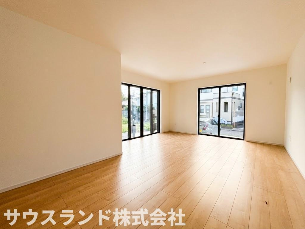 八王子市東浅川町6期１号棟の居間・リビング|複数面に窓が配置されており、風通しと日当たりが良好なリビングダイニングです。空気の入れ替えがしやすく、いつでも爽やかな室内を保つことができます。ご家族の団らんにぴったりの明るく心地よい空間です。
