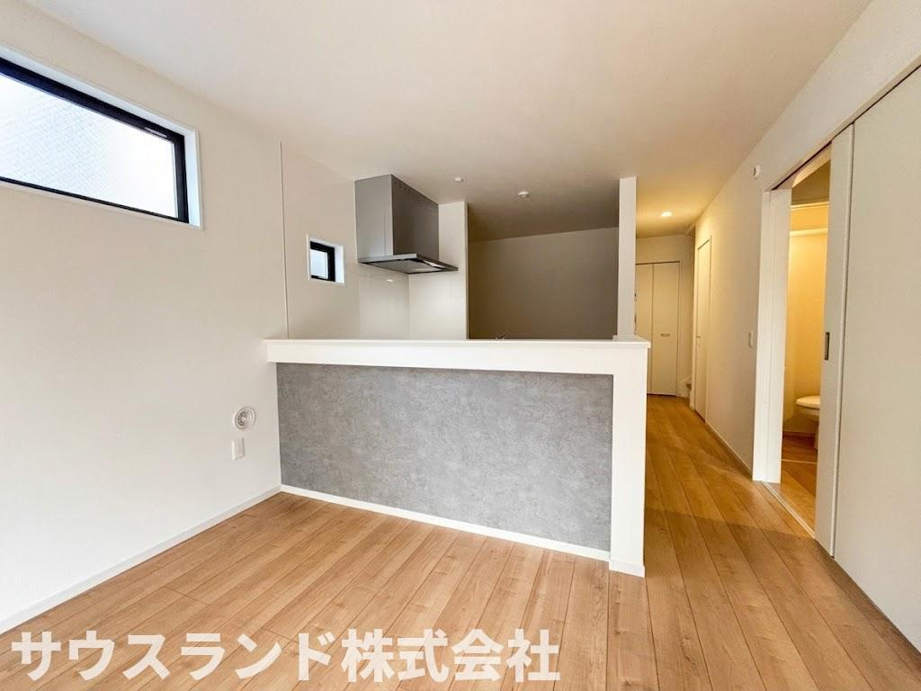 八王子市東浅川町6期１号棟のキッチン|リビングダイニングとの一体感を感じられる開放的なキッチンスペースです。お料理の配膳や後片付けもスムーズに行える動線が確保されています。カウンター越しにご家族とのコミュニケーションも自然と弾みます。