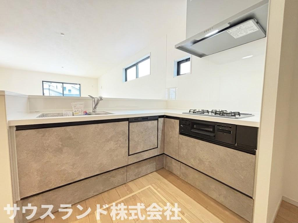 八王子市東浅川町6期１号棟のキッチン|お料理をしながらリビングにいるご家族と会話が楽しめる対面式キッチンです。ワークトップが広く、食材のカットや盛り付けもスムーズに行えます。収納力も高く、調理器具や食器類をたっぷりと保管できます。
