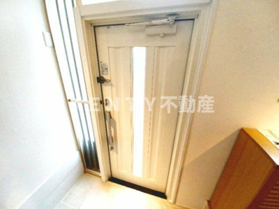【玄関】 | 大井５丁目戸建て | 明るい玄関です
