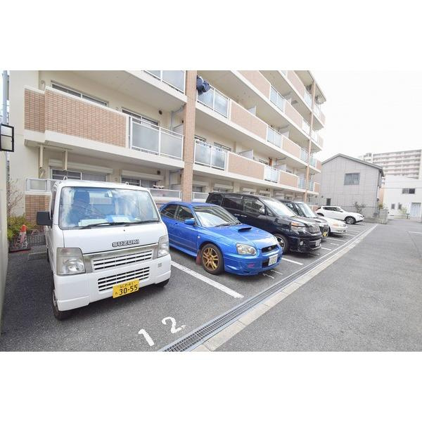 ニューセンチュリー西村の駐車場