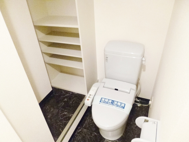 ステージファースト西巣鴨二番館のトイレ|トイレ横に収納あります☆