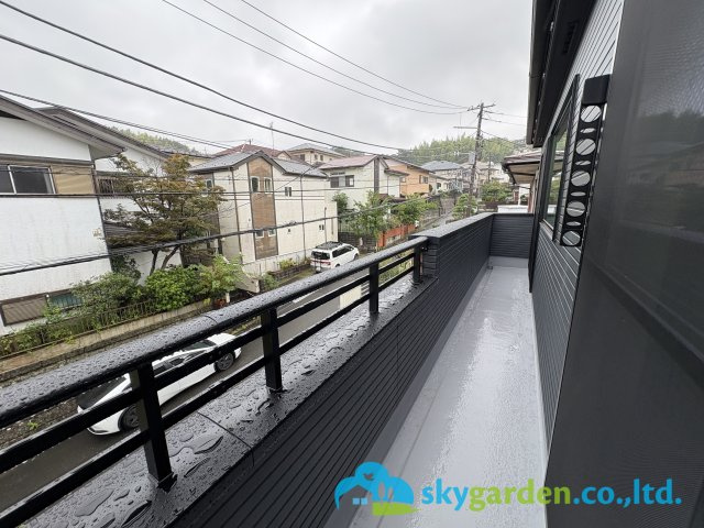 鎌倉市笛田５丁目２期　新築戸建　全1棟のバルコニー|晴れの日は暖かな日差しのふりそそぐバルコニー