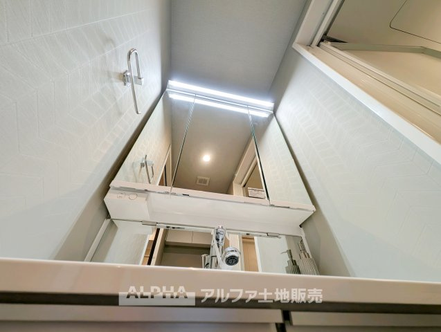 ルーバンハイツ武蔵野の独立洗面台|【Powder Room】
◆使いやすい洗面空間◆新たに交換された洗面化粧台を備えた独立洗面室。洗濯機置場もまとまり、身支度から洗濯まで行いやすい空間です。