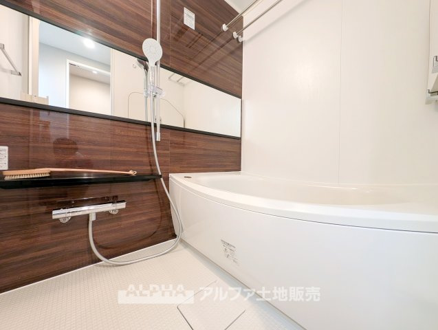 ルーバンハイツ武蔵野の浴室|【Bathroom】
◆一日の疲れを癒す◆浴室乾燥機と追い焚き機能を備えたバスルーム。入浴時間が異なるご家庭にも使いやすく、雨の日の洗濯にも活躍します。
