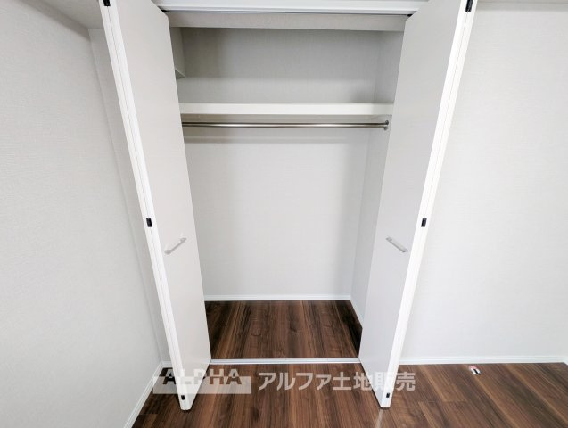 ルーバンハイツ武蔵野の収納|【Storage】
◆居室をすっきり保つ◆洋室にはクローゼットを備え、衣類や日用品を整理しやすい設計。玄関にも収納があり、用途ごとに収納場所を分けられます。