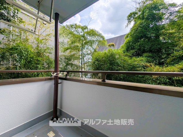 ルーバンハイツ武蔵野のバルコニー|【Balcony】
◆外の空気を身近に◆洋室から出入りできるバルコニーを設置。洗濯物を干すスペースとして、毎日の家事に活用できます。