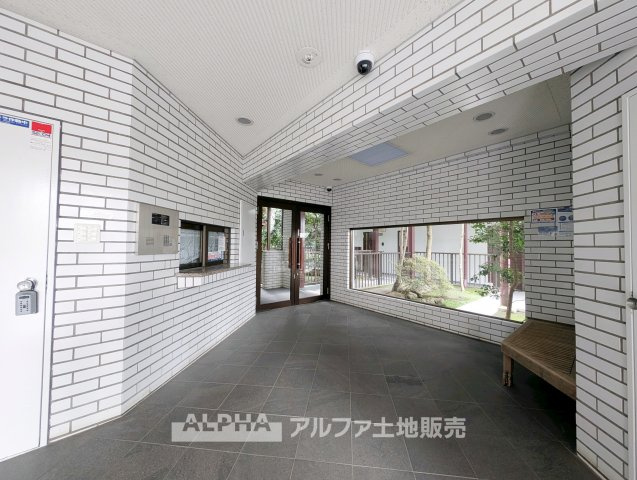 ルーバンハイツ武蔵野のエントランス|【Residence】
◆安心感にも配慮◆オートロックや宅配ボックスを備えたマンション。不在時の荷物受け取りや防犯面など、日々の暮らしを考えた共用設備が整っています。