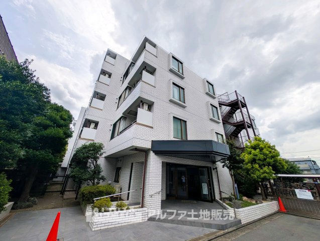 ルーバンハイツ武蔵野の外観|【Exterior】
◆落ち着いた住環境◆JR中央線「三鷹」駅徒歩10分。通勤や通学にも利用しやすい立地に佇む、RC造5階建・総戸数55戸のマンションです。
