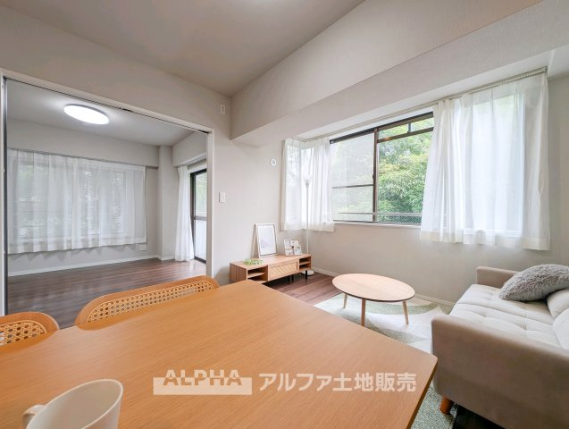 ルーバンハイツ武蔵野の居間・リビング|【Living Room】
◆家族が集う空間◆約12.8帖のLDKは、ダイニングとくつろぎのスペースをバランスよく配置しやすい広さ。毎日の食事や団らんを楽しめます。