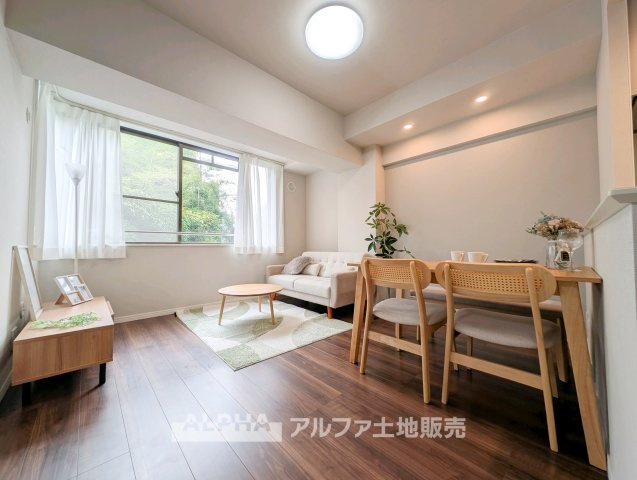 ルーバンハイツ武蔵野の居間・リビング|【Bright Living】
◆心地よい住空間◆大きな開口部から自然光を取り込みやすいLDK。ダイニングテーブルやソファを置いて、家族それぞれがくつろげる空間をつくれます。