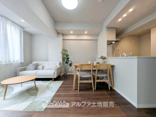 ルーバンハイツ武蔵野の居間・リビング|【Family Time】
◆団らんを楽しむ◆キッチンとつながる約12.8帖のLDK。料理や食事、テレビを囲む時間など、家族が自然と顔を合わせやすい住空間です。