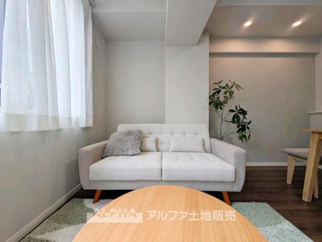 ルーバンハイツ武蔵野の居間・リビング|【Relax Space】
◆休日はリビングで◆映画を楽しんだり、読書をしたり、家族で食卓を囲んだり。オンとオフを切り替えながら思い思いに過ごせる空間です。