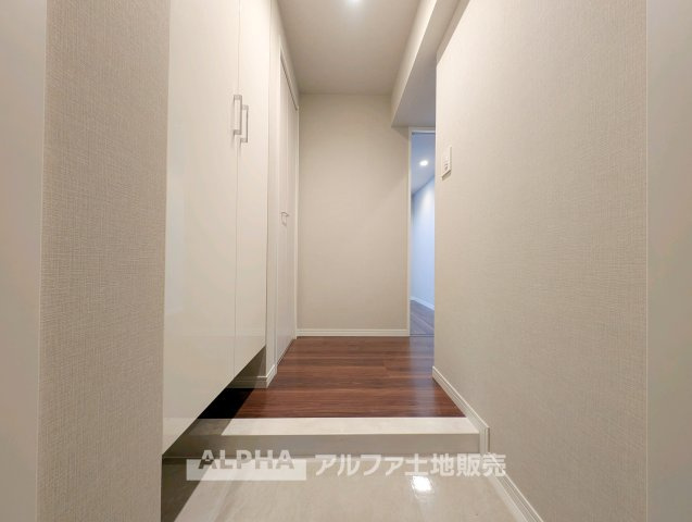 ルーバンハイツ武蔵野の玄関|【Entrance】
◆すっきりとした玄関◆下足入れと物入を備え、靴や外出用品を整理しやすい玄関スペース。住まいの第一印象を整えやすく、気持ちよく家族を迎えます。