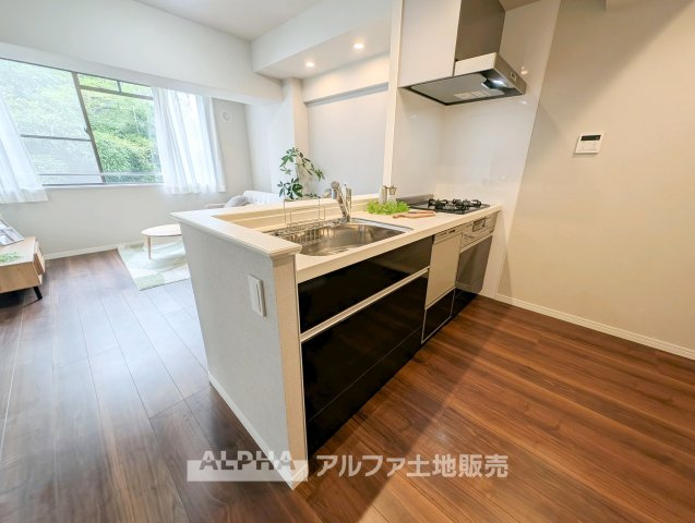 ルーバンハイツ武蔵野のキッチン|【Kitchen】
◆会話が広がるキッチン◆リビング・ダイニングを見渡しやすい対面式キッチン。料理をしながら家族とのコミュニケーションも楽しめる配置です。
