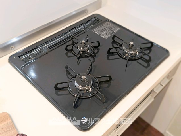 ルーバンハイツ武蔵野のキッチン|【Gas Stove】
◆毎日の調理を快適に◆複数の料理を同時に進めやすい3口ガスコンロ。焼く・煮る・炒めるなど、日々の献立づくりをスムーズに進められます。
