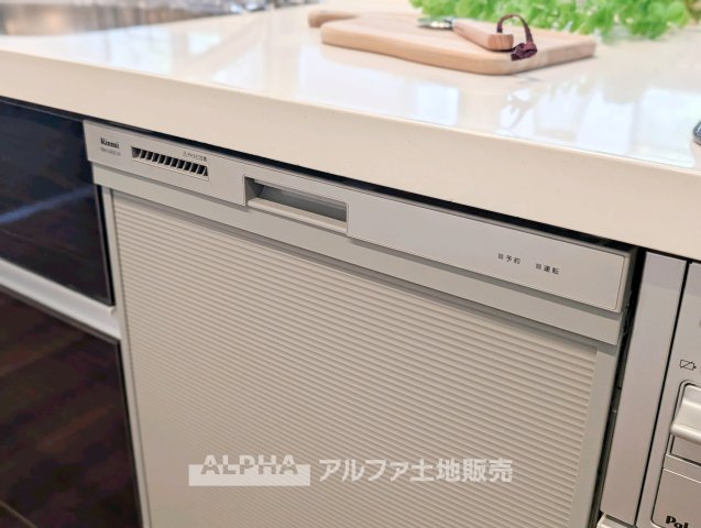 ルーバンハイツ武蔵野のキッチン|【Dishwasher】
◆家事の負担を軽減◆食後の食器洗いを任せられる食器洗い乾燥機を備えています。後片付けの時間を短縮し、食後の家族時間や自分の時間を確保しやすくなります。