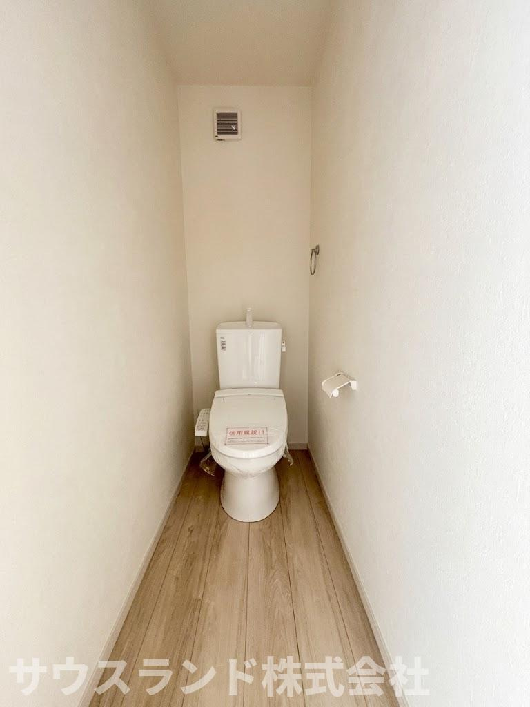 八王子市東浅川町6期2号棟のトイレ|清潔感あふれるシンプルな内装のトイレ空間です。小窓から自然光が入り、換気もしっかり行えるため、いつでも爽やかな状態を保てます。温水洗浄便座が備わっており、毎日快適にご使用いただける設備です。