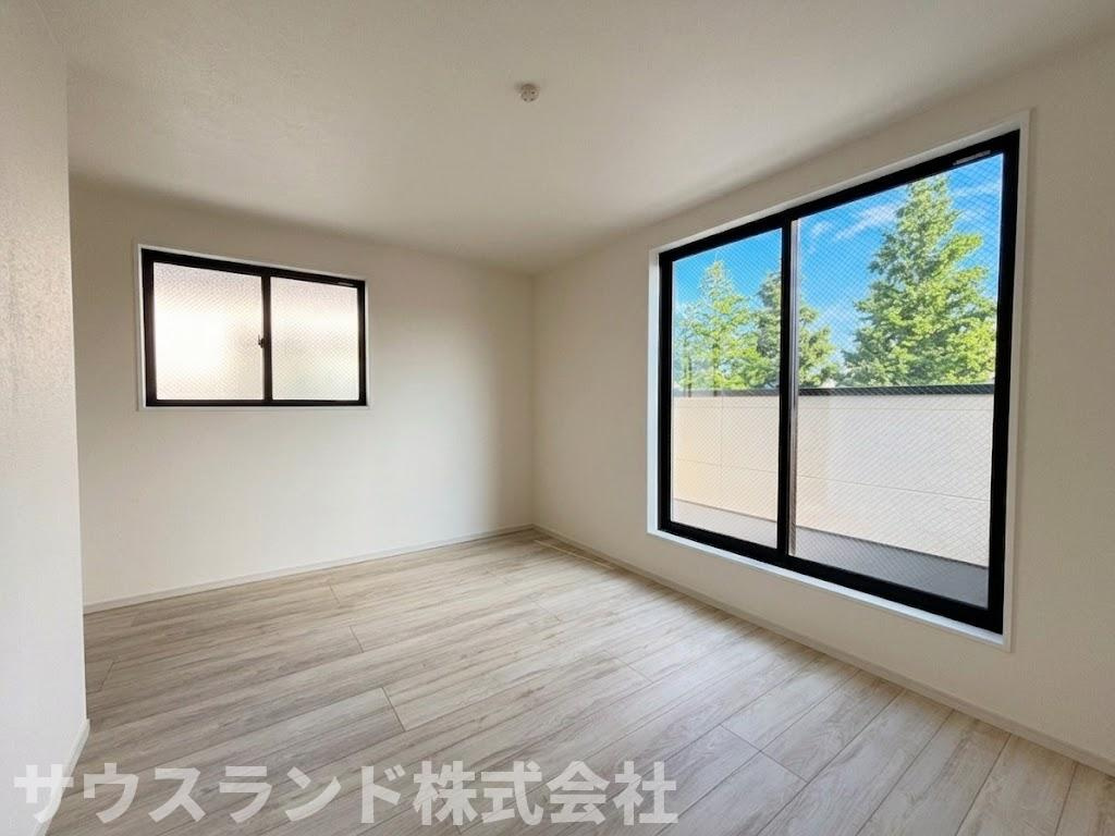 八王子市東浅川町6期2号棟の洋室|大きな窓が二面に設けられた、とても明るく開放的な洋室です。窓の外には緑豊かな景色が広がり、お部屋にいながら自然を感じられます。主寝室としてはもちろん、明るい子供部屋としても使いやすい空間です。