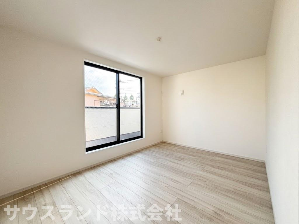 八王子市東浅川町6期2号棟の洋室|シンプルな内装で、どんなインテリアにも合わせやすい洋室です。ベッドやデスクを置いても十分な広さがあり、お子様の成長に合わせたお部屋作りが楽しめます。収納も備わっており、お部屋を広く使えます。