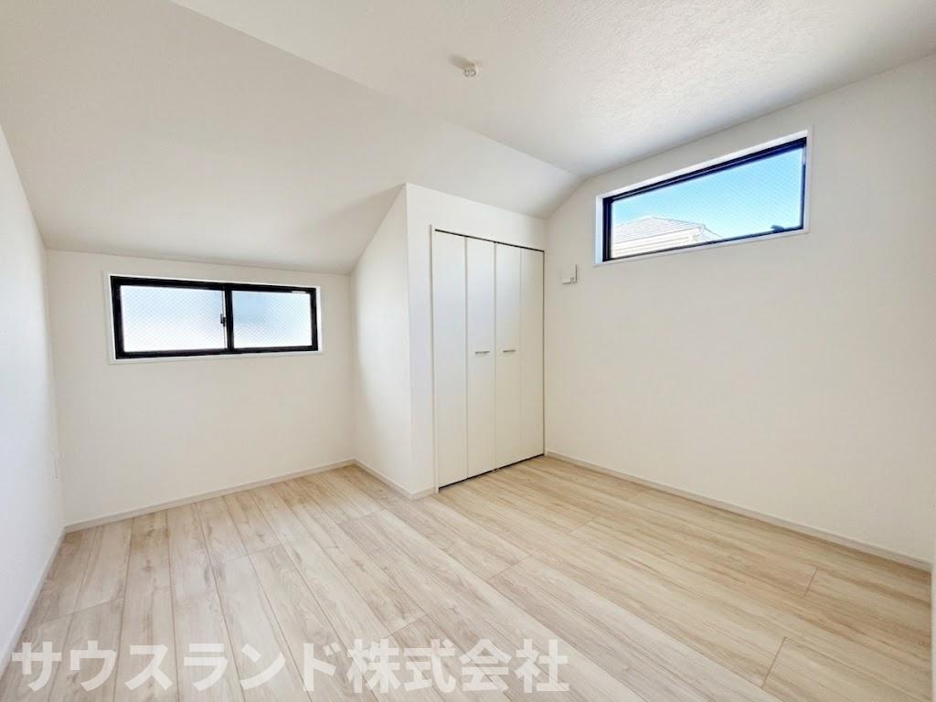 八王子市東浅川町6期2号棟の洋室|横長の窓が高い位置に設けられており、外からの視線を気にすることなく自然光を取り込める洋室です。壁面が広く使えるため、家具の配置がしやすく、趣味の部屋やテレワークの作業部屋などにも適しています。