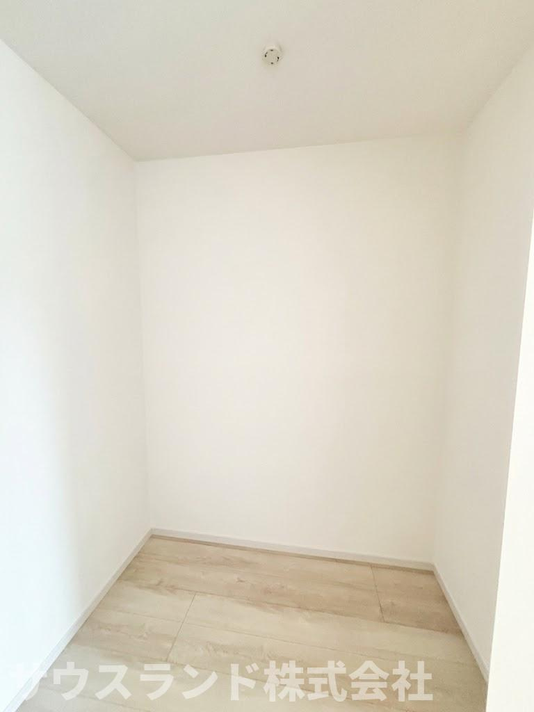 八王子市東浅川町6期2号棟の収納|季節物の家電や大きな荷物、普段使わない日用品などをまとめてしまっておける、大容量の収納スペースです。生活空間に物が溢れるのを防ぎ、すっきりとした整ったお部屋を維持するための心強い味方になります。