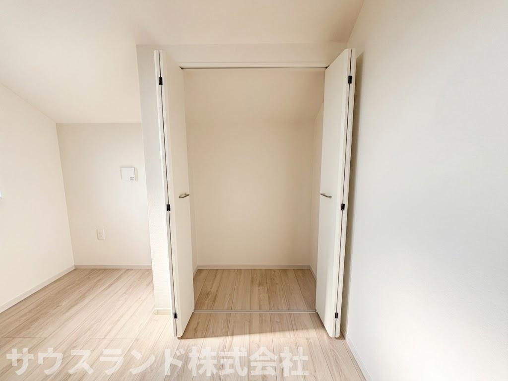 八王子市東浅川町6期2号棟の収納|洋室に備え付けられた、ハンガーパイプ付きのクローゼットです。丈の長いコートやワンピースなどもシワにならずに綺麗に吊るして収納できます。上部の棚には帽子やバッグなどの小物類も整理してしまえます。