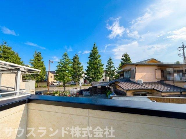 八王子市東浅川町6期2号棟の展望|周囲には緑豊かな木々が見え、空を広く感じられる心地よい眺望です。高い建物が隣接していないため、圧迫感がなく開放的な景色を楽しめます。四季折々の自然の変化を感じながら、穏やかに暮らせる環境です。