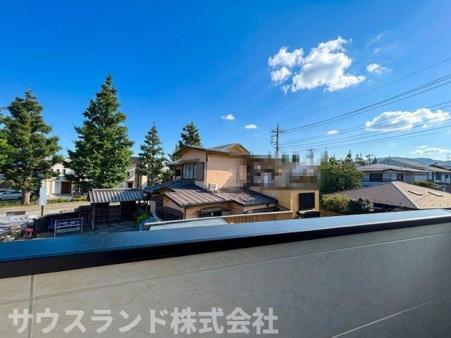 八王子市東浅川町6期2号棟の展望|バルコニーから見渡せる、開放感のある見晴らしの良い景色です。晴れた日には遠くまで見渡すことができ、日々の忙しさを忘れてホッと一息つけるような眺めです。風通しも良く、爽やかな空気がお部屋に入ります。