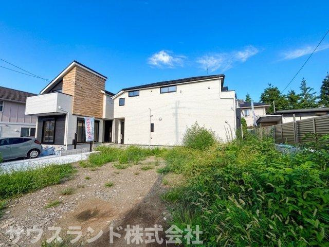 八王子市東浅川町6期2号棟の外観|お庭のスペースには緑が広がり、ご自宅にいながら自然を身近に感じることができます。ガーデニングを楽しんだり、お子様が体を動かして遊んだり、ご家族でリフレッシュできるプライベートな屋外空間になります。