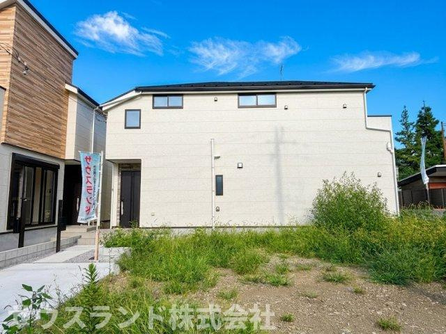 八王子市東浅川町6期2号棟の外観|木目調のアクセントを取り入れた、温かみのある外観デザインです。周辺の落ち着いた住環境にもしっくりと馴染みます。窓の配置にもこだわっており、外からのプライバシーを守りつつ光を取り込める設計です。