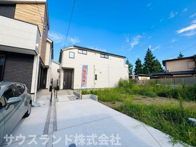 八王子市東浅川町6期2号棟の外観|ゆとりのある敷地で、建物の前にはお車を駐車できるスペースがしっかりと確保されています。自転車を置くゆとりもあり、お出かけや通勤通学もスムーズです。シンプルで飽きのこない、長く愛せる外観デザインです。