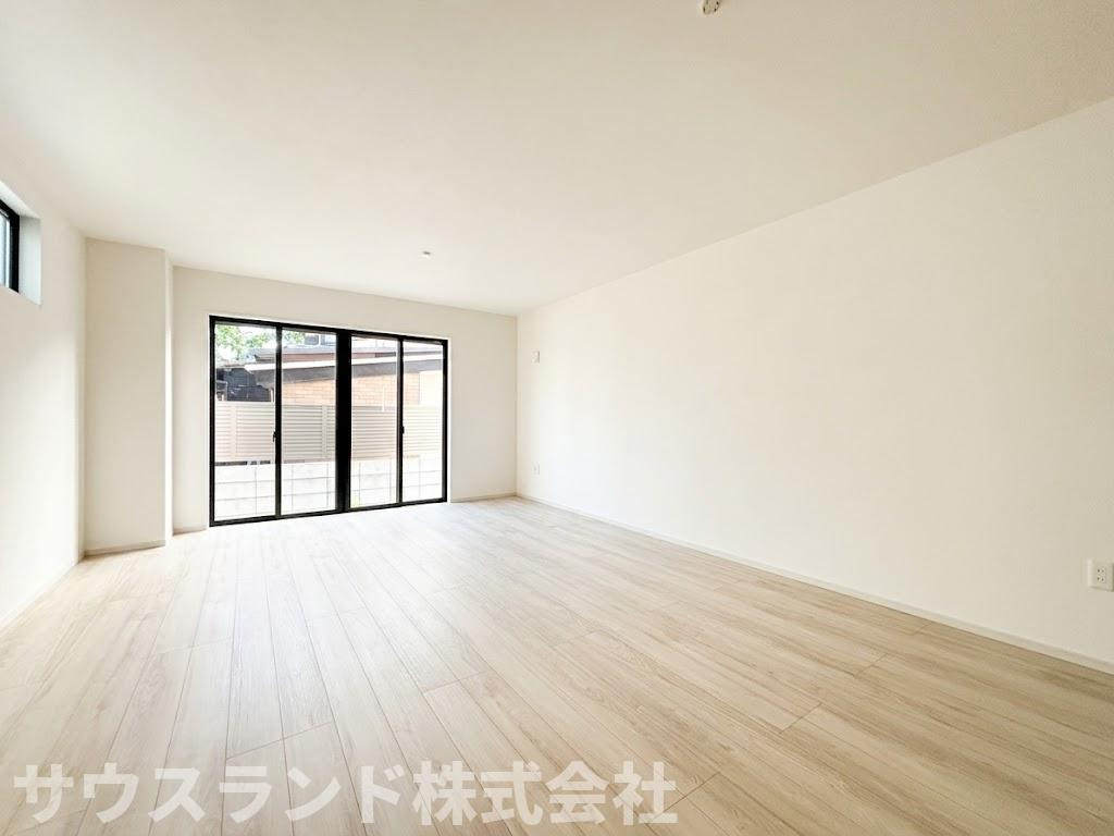 八王子市東浅川町6期2号棟の居間・リビング|リビングとダイニングの空間をしっかりと分けやすい、機能的な間取りです。お食事の時間はダイニングで、食後はリビングのソファでゆったりと、日々の暮らしにメリハリをつけて快適に過ごすことができます。
