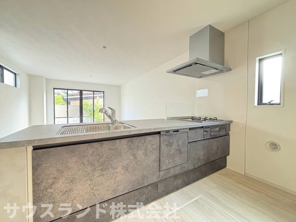 八王子市東浅川町6期2号棟のキッチン|キッチンの天板は広々としており、食材を切ったり盛り付けたりする作業もスムーズに進みます。お手入れがしやすい素材が使われているため、油汚れなどもサッと拭き取れて、いつでも清潔な状態を保ちやすいです。