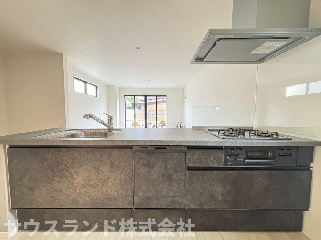 八王子市東浅川町6期2号棟のキッチン|フラットな対面式キッチンは、リビング側からの見た目もすっきりと美しく、インテリアの一部のように馴染みます。お料理をしながらご家族の様子を見守れる安心感があり、小さなお子様がいるご家庭にもぴったりです。