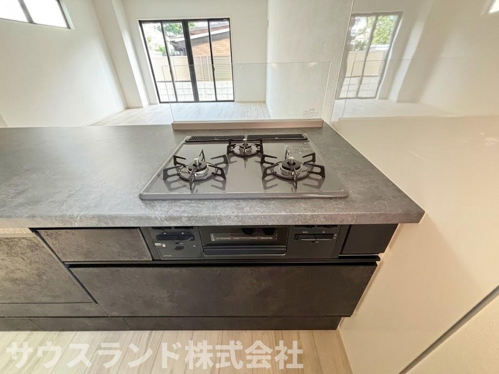 八王子市東浅川町6期2号棟のキッチン|同時に複数のお鍋を使って効率よくお料理が進められる、便利な3口ガスコンロです。忙しい朝のお弁当作りや、品数を多く作りたい夕食時にも大活躍してくれます。五徳も外しやすく、日々のお掃除も簡単です。
