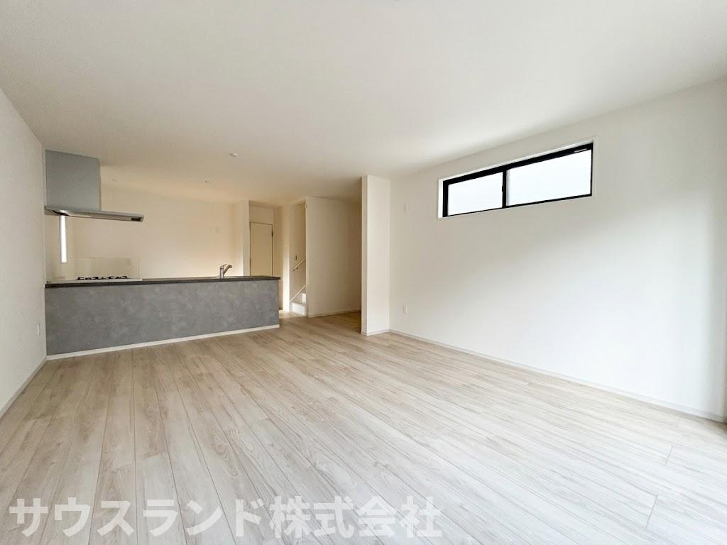 八王子市東浅川町6期2号棟の居間・リビング|ご家族みんなでゆったりとくつろげる、広々としたリビングダイニングです。壁の面積が広いため、大きめのソファやテレビボードなど、お好みの家具を自由に配置して、居心地の良い空間を作り上げられます。