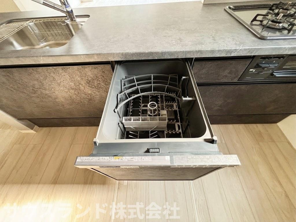八王子市東浅川町6期2号棟のキッチン|毎日の面倒な食器洗いから解放してくれる、便利なビルトイン食器洗い乾燥機が備わっています。手荒れを防ぎ、節水にも繋がります。空いた時間は、ご家族でゆっくりとテレビを見たりお話したりする時間に使えます。