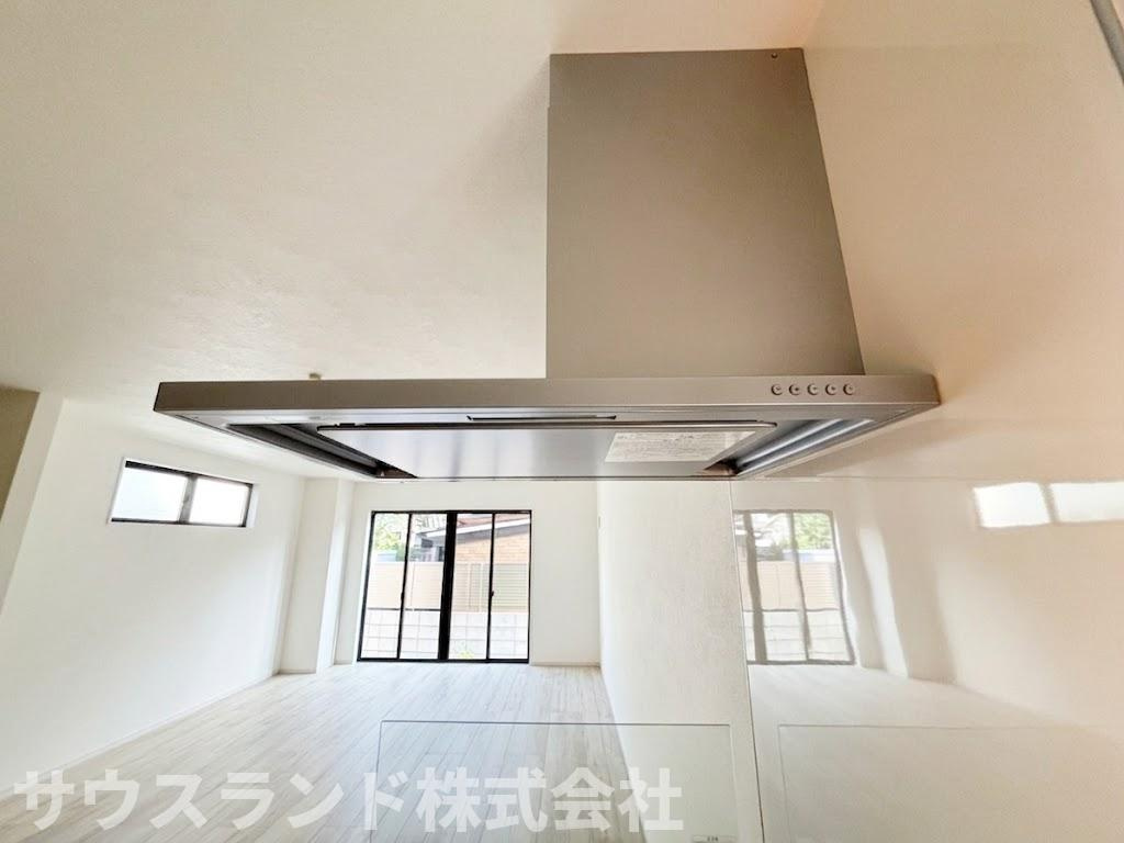 八王子市東浅川町6期2号棟のキッチン|お料理中の気になる匂いや煙をしっかりと吸い込んでくれる、機能的なレンジフードです。フラットな形状でお手入れもしやすく、サッと拭き取るだけでいつでも清潔なキッチン空間を保つことができます！