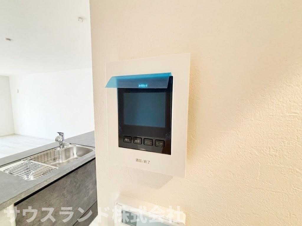 八王子市東浅川町6期2号棟のセキュリティ|来客者の顔と声を室内からしっかりと確認できる、モニター付きインターホンが備わっています。お留守番中のお子様や夜間の訪問時にも、事前に相手を確認できるため、防犯面でも大きな安心感に繋がります。