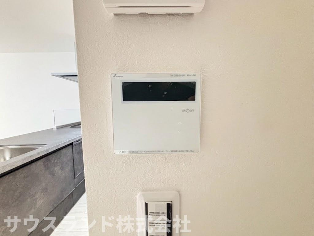 八王子市東浅川町6期2号棟の設備|キッチンからお風呂のお湯はりや追い焚きの操作ができる便利なリモコンパネルです。家事の合間にボタン一つでお風呂の準備が完了し、忙しい夕方の時間帯でもスムーズにご家族の入浴タイムを迎えられます！