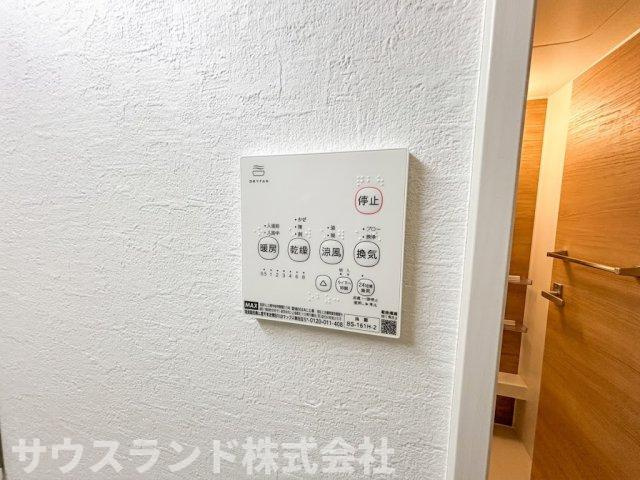 八王子市東浅川町6期2号棟の冷暖房・空調設備|指先で簡単に操作ができる、見やすい壁掛けタイプのリモコンパネルです。室内の温度や設備をまとめて管理でき、日々の暮らしを快適にサポートしてくれます。お子様の手の届かない位置にあるので安心です。
