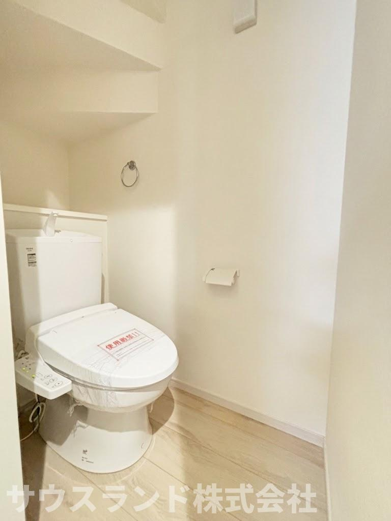 八王子市東浅川町6期2号棟のトイレ|白を基調とした清潔感のあるトイレ空間です。温水洗浄便座が完備されており、毎日快適にご使用いただけます。小窓がついているため、こもりがちな空気もしっかりと換気でき、いつでも爽やかな状態を保てます。