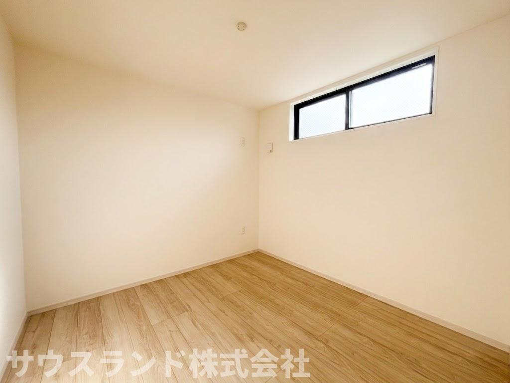 八王子市東浅川町6期2号棟の洋室|高めの位置に横長の窓が設けられた洋室です。外からの視線を遮りながらも、明るい自然光をしっかりと室内に取り込めます。壁面が広いため家具のレイアウトがしやすく、ベッドや机もすっきりと配置できます！
