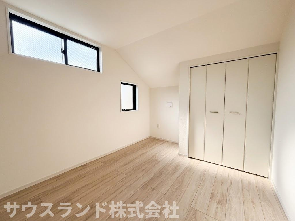 八王子市東浅川町6期2号棟の洋室|勾配天井が空間に立体感と広がりをもたらす、明るく開放的な洋室です。お部屋に備え付けのクローゼットがあるため、かさばるお洋服や荷物も綺麗に収納でき、床に物を置かないすっきりとしたお部屋を保てます。